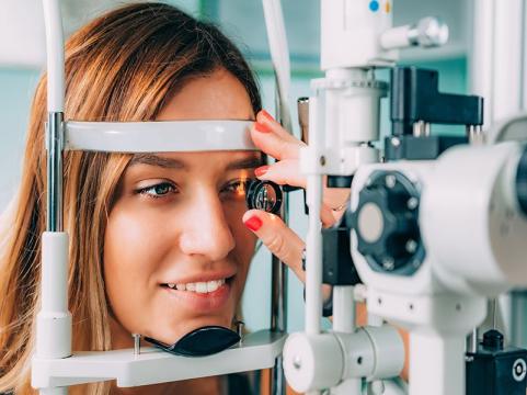 Paciente realizando exame de mapeamento de retina
