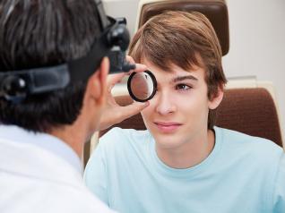 Paciente realizando exame de mapeamento de retina